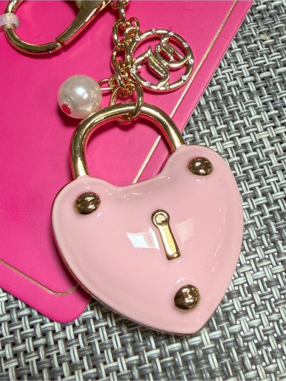 💕Juicy Couture Gold-Tone Keyring with Pink Heart Padlock and Pearl Charm🩷
